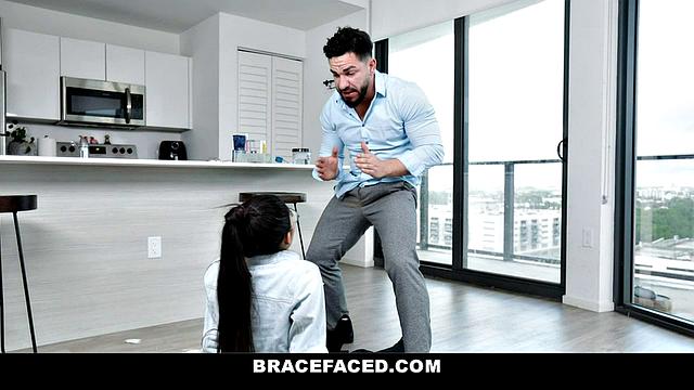 лабораторная красавица делает аналитику на члене