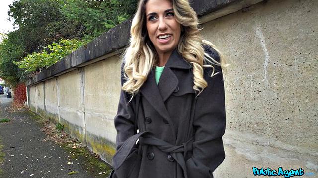 Француженка Меган Лопез сосет за деньги и катается на члене в кастинге