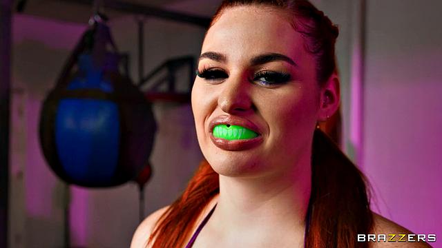 рыжая тигрица устраивает жёсткую жару втроём прямо в зале