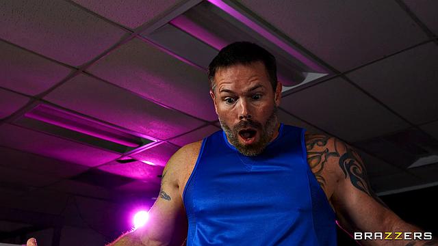 рыжая тигрица устраивает жёсткую жару втроём прямо в зале