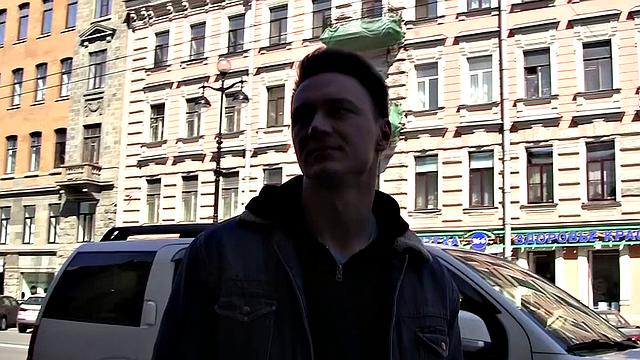 смотри, как эта красотка с натуральной грудью получает по полной