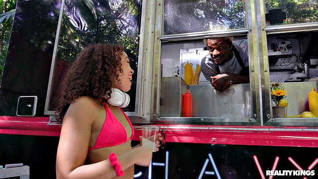Девки жадно трахаются на фудтраке, пока мужик угощает их лимонадом и сосет киску прямо у окошка, потом шпилит в позе раком и разогревает хот-дог в пизде, а очередь в шоке наблюдает за развратом.