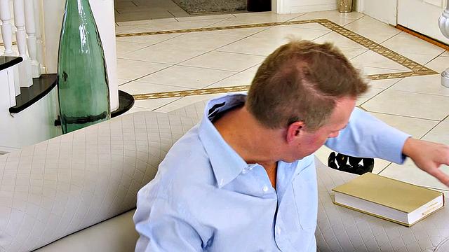 Petite Maid Tia Cyrus Gives A Cock Cleanup To Her Boss