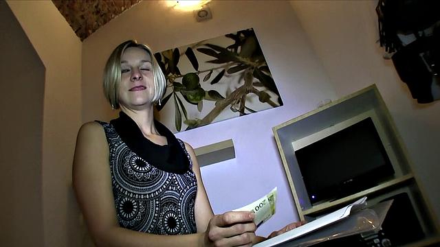 блондиночка шла на модельный кастинг, а получила сперму на лицо