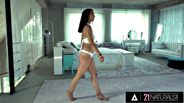 Джинебра Беллуччи решила, что пора пустить в ход свою попку - и Тоби не растерялся, устроил ей анальный марафон с юмором и страстью.