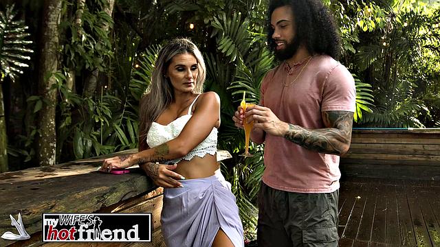 Сочная блондинка Mandy Rhea скачет на черном члене парня подруги в отпуске.