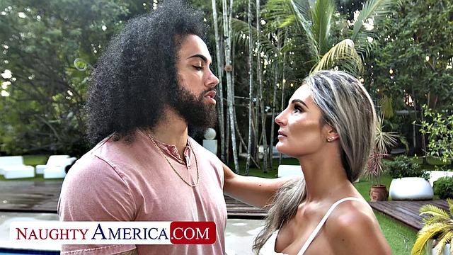 Сочная блондинка Mandy Rhea скачет на черном члене парня подруги в отпуске.