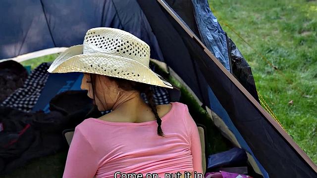 чешка крутит сиськами и получает по-взрослому на свежем воздухе