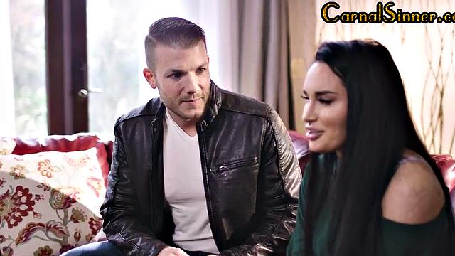 похотливая волосатая шлюха скачет на парне в наезднице