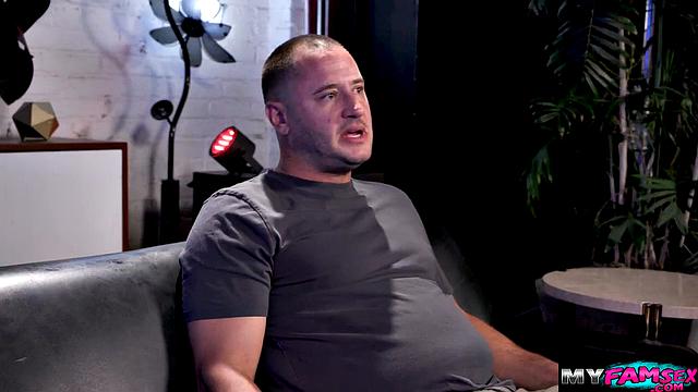 Жена ушла - зато у мачехи рот свободен, Дэнни и Эмма развлекаются по-взрослому.