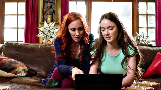 татуированная рыжая милфа лопает волосатую киску подруги-диван в шоке