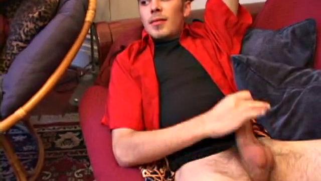 Джаспер дрочит свой член