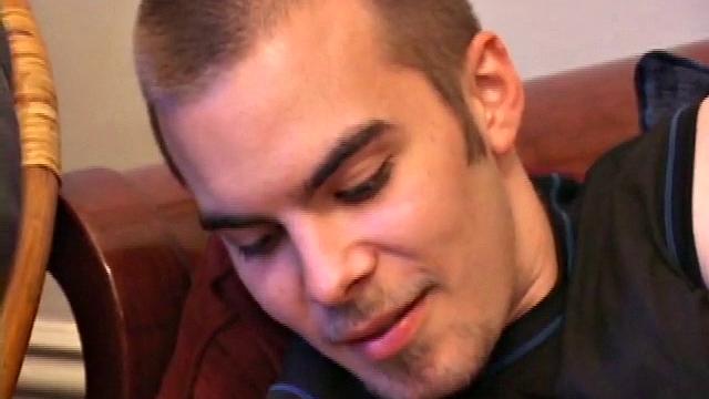 Джаспер дрочит свой член