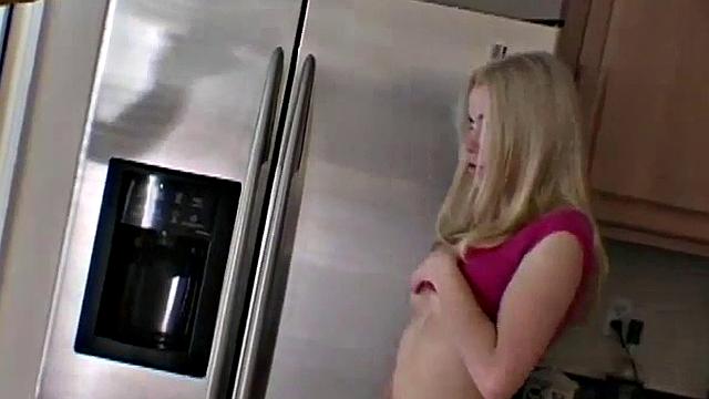 чувственная блондинка раздевается и нежно дрочит на камеру