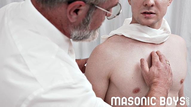 Мохнатый мишка глубоко сосет и принимает толстый член