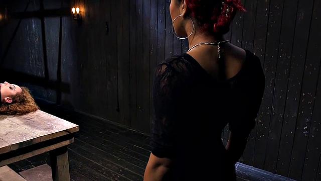 Господин дубасит тростью и растягивает её как резинку