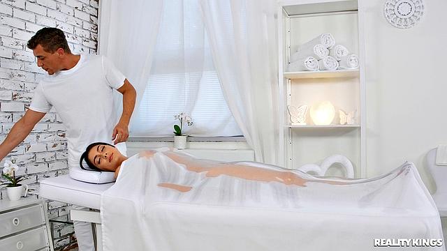 Tru Kait пришла на массаж, а получила куда больше, чем ожидала - у нее оргазм по расписанию!