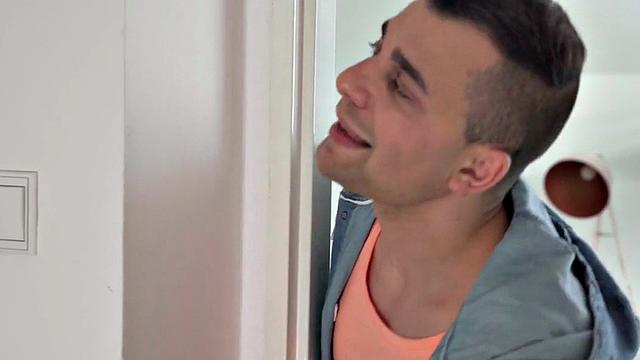 Озорная стерва сначала балуется игрушками, а потом крутит на парне, как бешеная