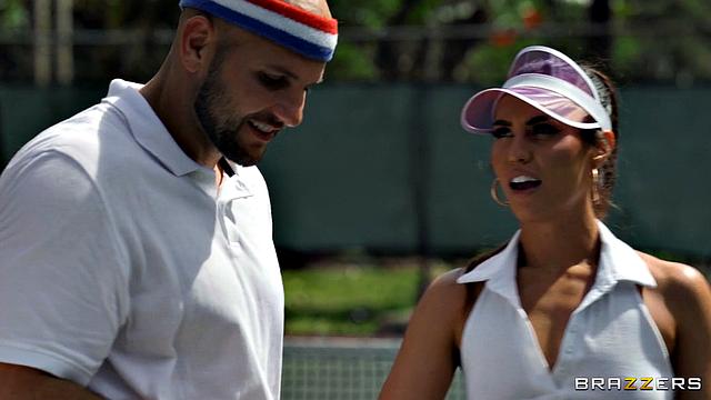 Феникс Мари и Келси Монро устраивают жаркую теннисную дуэль ради члена инструктора JMac и в итоге делят его втроём на корте.