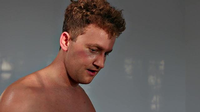 Скучающая квартирантка заливала диван, заметив дырку на лосинах