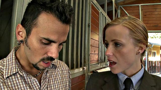 волосатая рабыня получает без резинки на улице от строгой госпожи