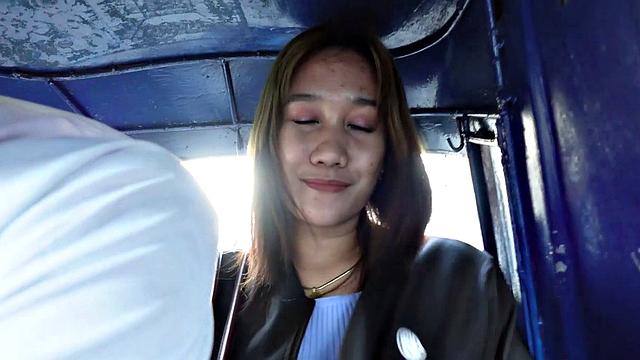 филиппинская милфа трахается с толстым туристом