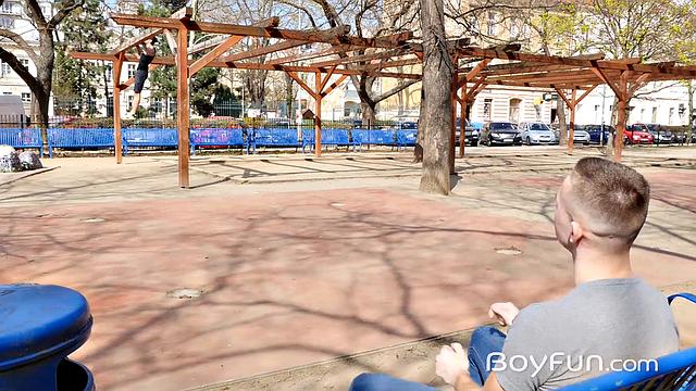 Два мужика трахают третьего без резинки, жёсткое гей трио.