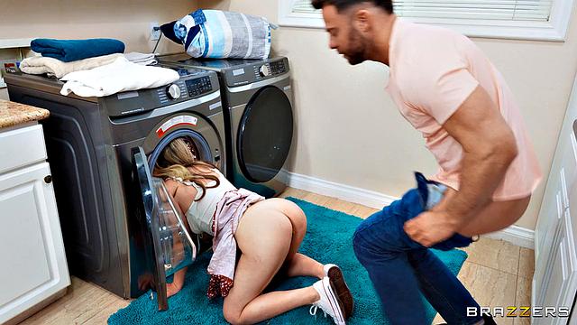 мачеха врывается в прачку и закручивает грязный тройничок