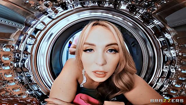 мачеха врывается в прачку и закручивает грязный тройничок