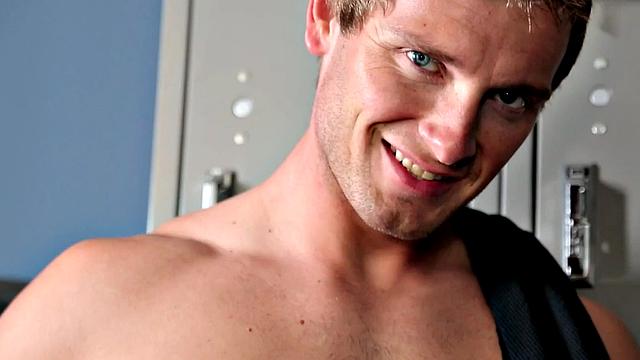 Hunk teases muscles and masturbates in solo action