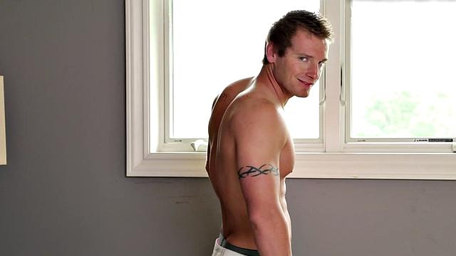 Hunk teases muscles and masturbates in solo action