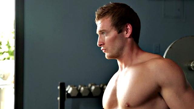накачанный парень дрочит и показывает мышцы