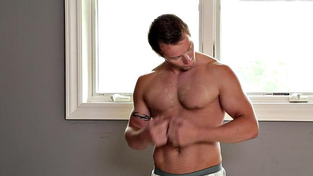 Hunk teases muscles and masturbates in solo action