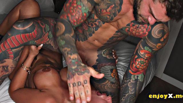 Колумбийская milf с огромными сиськами вылизывает жопу и получает жесткий анал