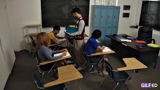 татуированная зрелая gilf трахается с молодым в классе