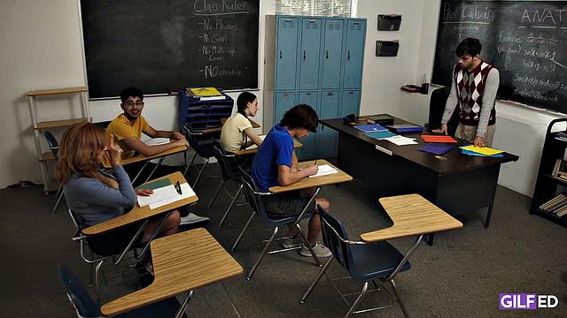 татуированная зрелая gilf трахается с молодым в классе