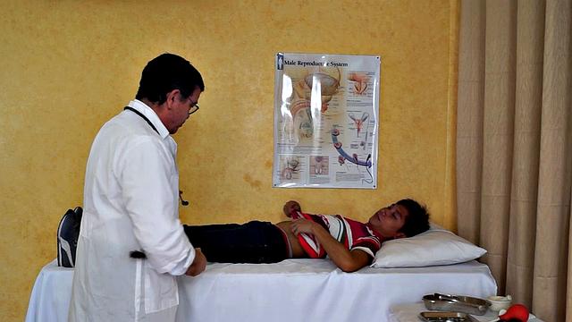 доктор тиклс лечит азиата щекоткой