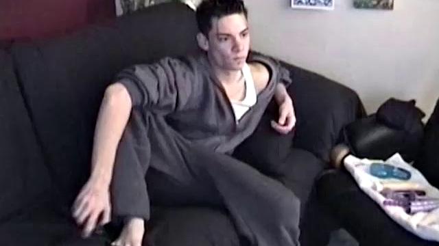 ДжейСи дергает и игрушкой балуется - сперма летит в обе стороны