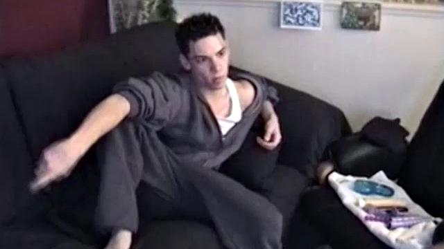 ДжейСи дергает и игрушкой балуется - сперма летит в обе стороны