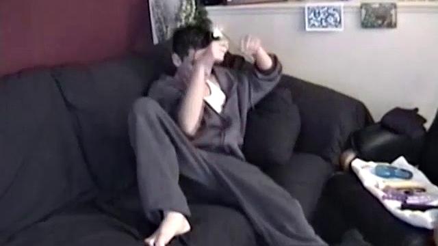 ДжейСи дергает и игрушкой балуется - сперма летит в обе стороны