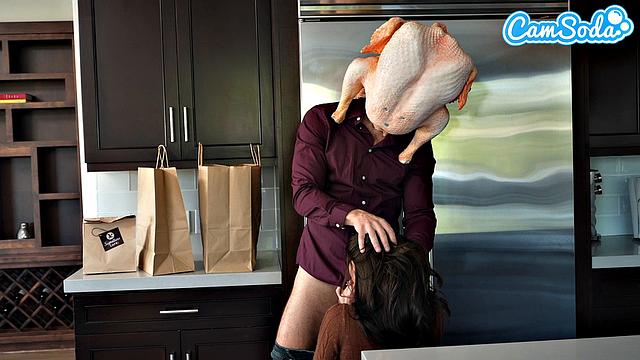 Брюнетка с подругой на вебке делает глубокий минет и получает жесткий трах от друга по мотивам сериала "Друзья".