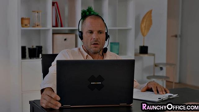 секретарша крутит внеплановое собрание с боссом прямо на столе