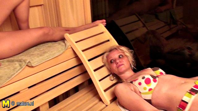 зрелые в сауне: потные тела и острые шуточки под минет