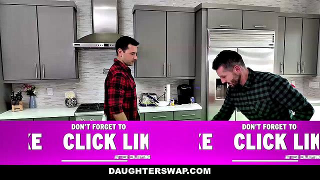 зрелая скачет на члене и получает сперму на лицо в честь дня благодарения