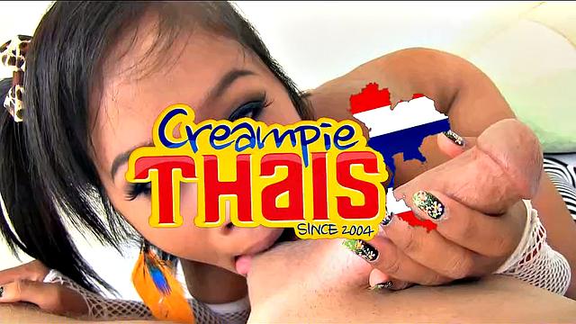 Сочная тайская малышка принимает мощный член и кончает внутрь