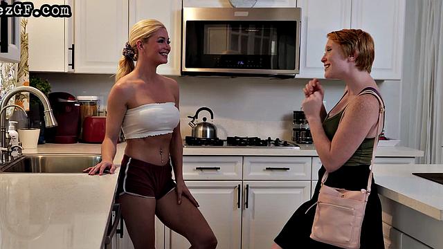 татуированная милфа и две женщины лижут и ласкают друг друга на диване