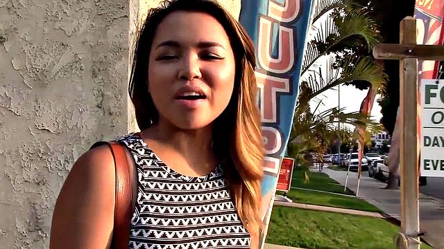 Райли решила - белые парни не знают слова 'устал' в постели