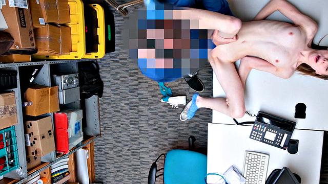 блондинка спалили на складе, охранник жестко трахает