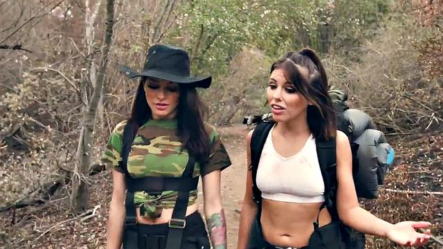 страсть в палатке: лесбиянки сходят с ума по ногам и scissoring'у