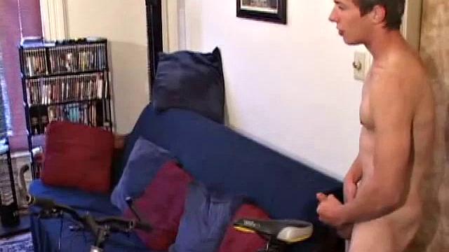 потный велосипедист эндрю дрочит, кончает на седло и слизывает сперму